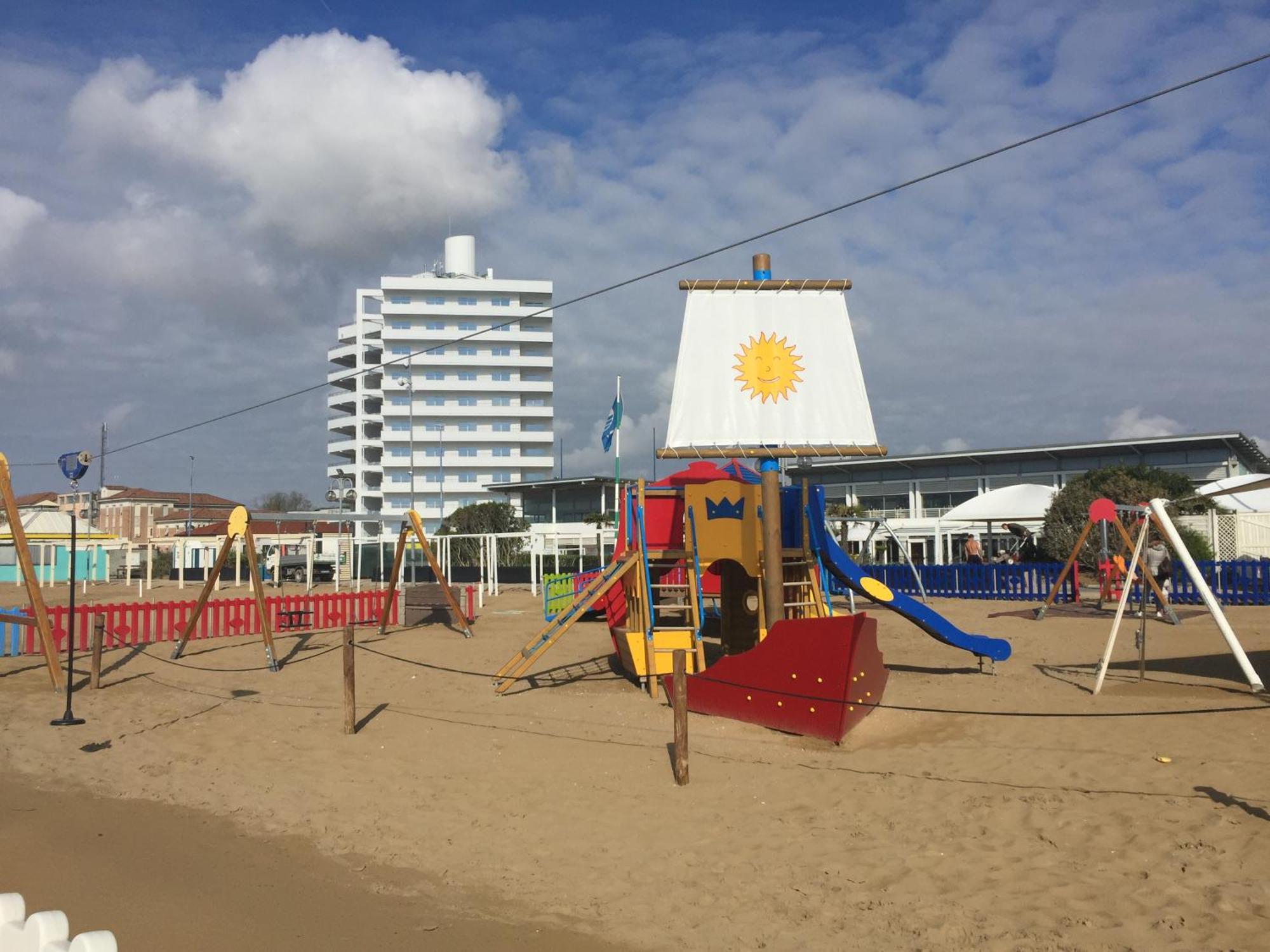 Beach Palace With Small Swimming Pool, Private Beach, Parking Τζεσόλο Λίντο Εξωτερικό φωτογραφία